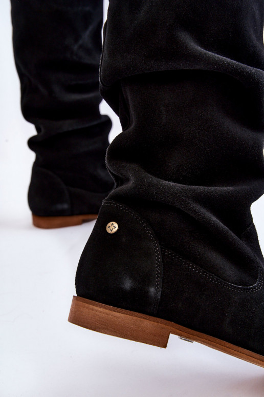 Zamšādas garie zābaki līdz ceļiem... Zamšādas garie zābaki līdz ceļiem...