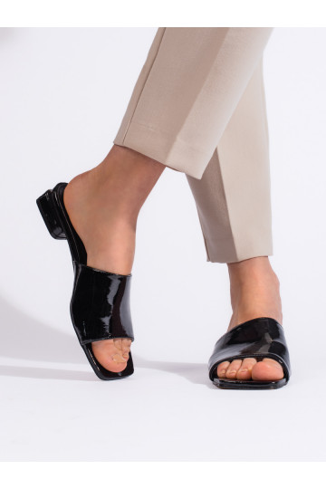 Melnas krāsas čības