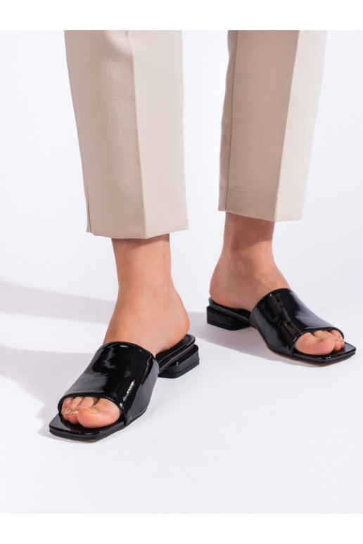   Melnas krāsas čības  