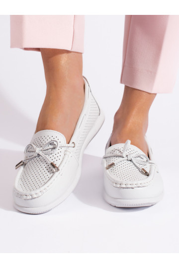 baltas krāsas sieviešu mokasīni