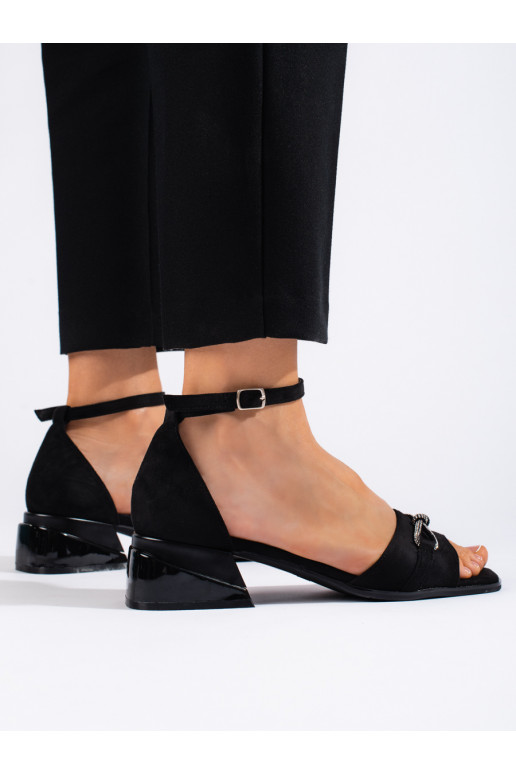 Melns  kurpes na nikim obcasie