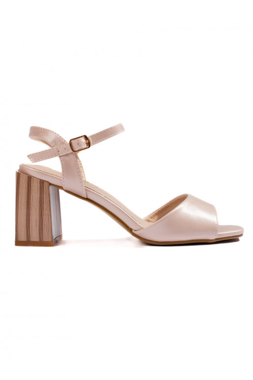 sandales    uz papēža