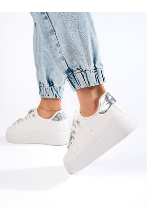 baltas krāsas  sieviešu apavi  z motylkami baltas krāsas  sieviešu apavi  z motylkami