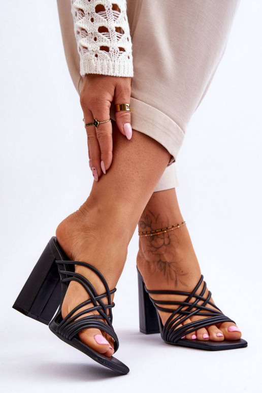 Čības ar papēdi ar siksniņām melnas...