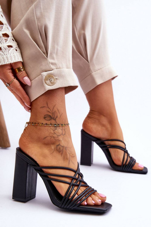 Čības ar papēdi ar siksniņām melnas...