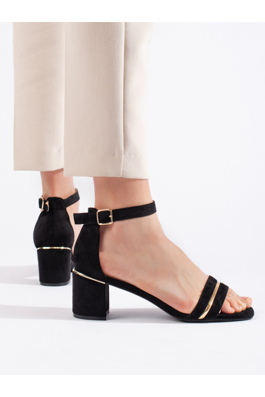 Melns  kurpes uz papēža