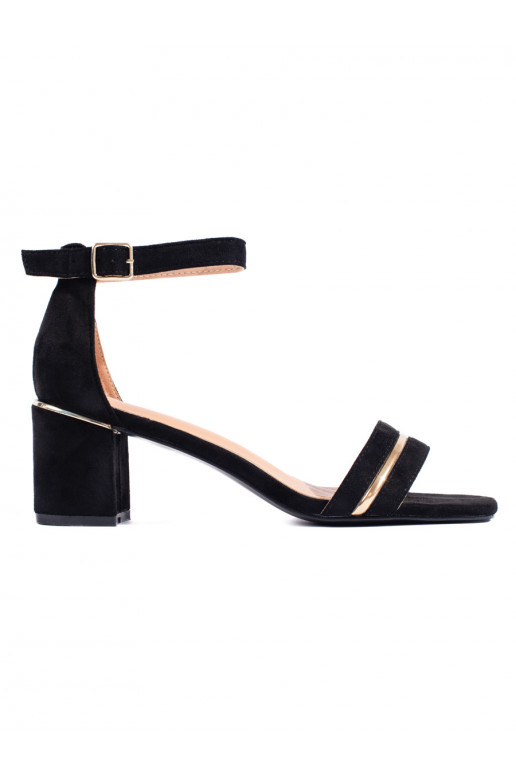 Melns  kurpes uz papēža