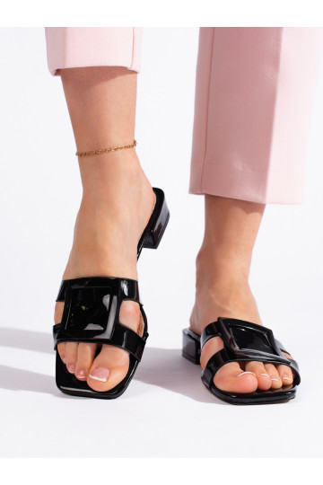 Melnas krāsas  čības