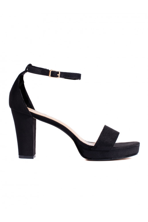 Melns   kurpes uz papēža