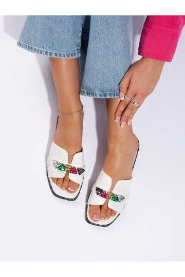 baltas krāsas čības