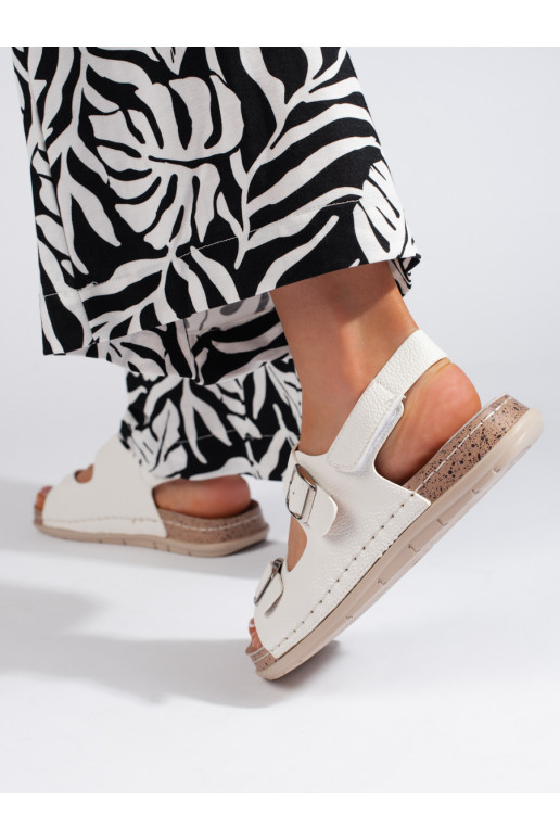 baltas krāsas kurpes  zapinane 