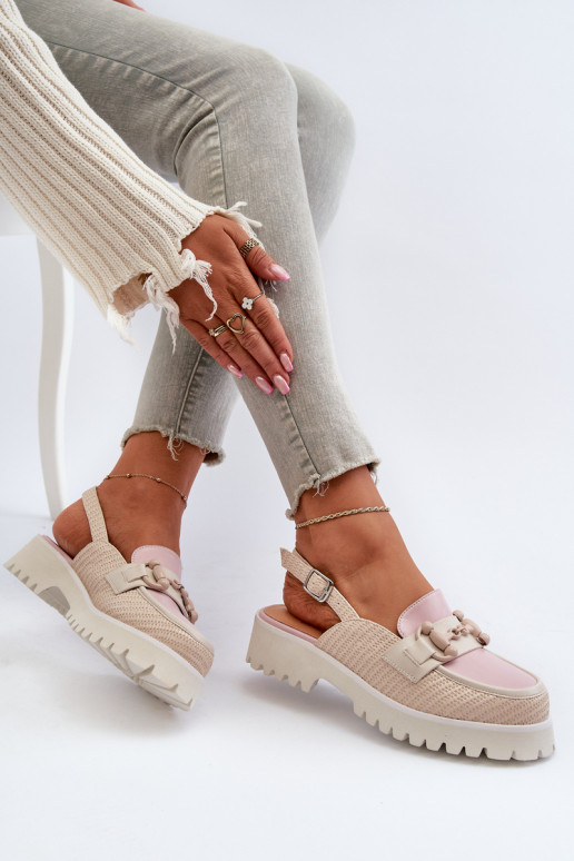 Sieviešu basenes ar platiem papēžiem...