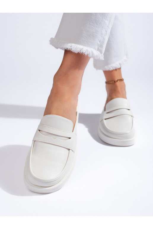 baltas krāsas Čības 