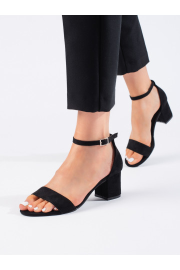 Melns  kurpes uz papēža