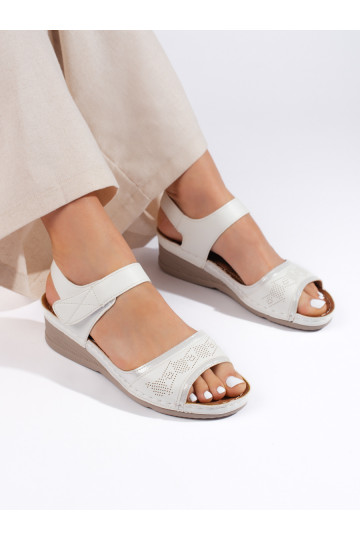 baltas krāsas kurpes