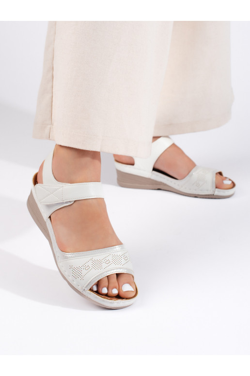 baltas krāsas kurpes  