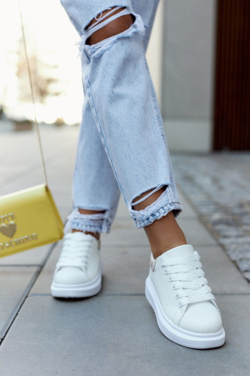 Klasiska modeļa sportiska stila apavi...