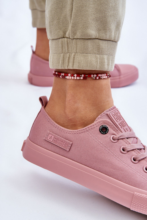 Klasiska modeļa sporta apavi ar... Klasiska modeļa sporta apavi ar...