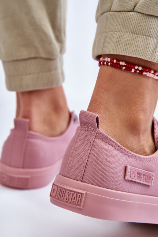 Klasiska modeļa sporta apavi ar... Klasiska modeļa sporta apavi ar...