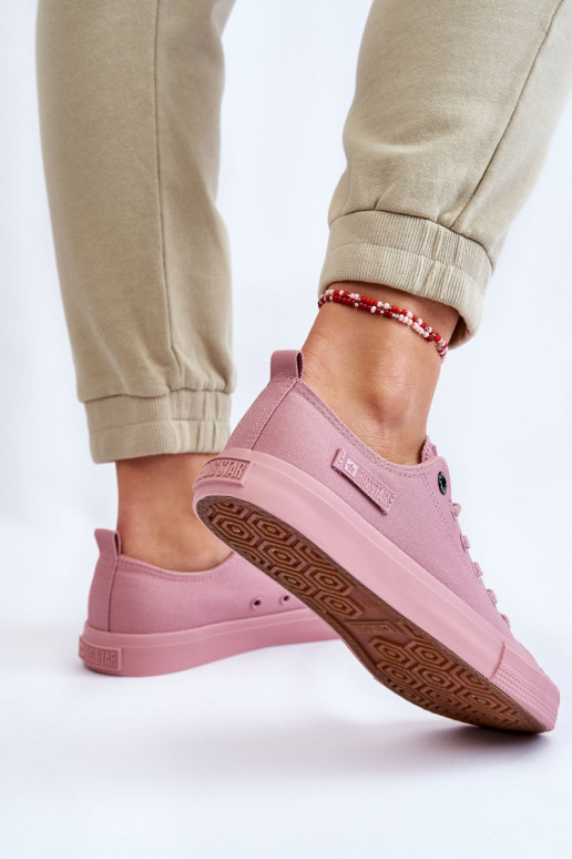 Klasiska modeļa sporta apavi ar... Klasiska modeļa sporta apavi ar...