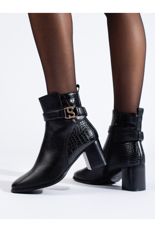 Eleganta stila Melnas krāsas sieviešu zābaki uz papēža Eleganta stila Melnas krāsas sieviešu zābaki uz papēža