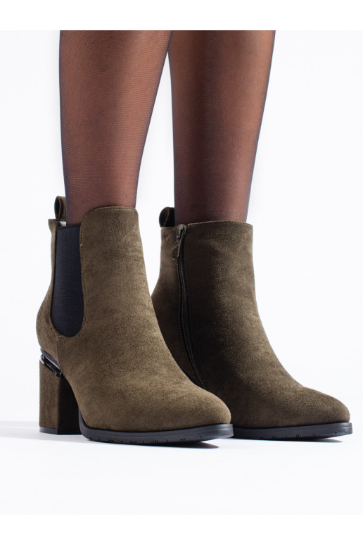 haki krāsas   uz papēža Vinceza