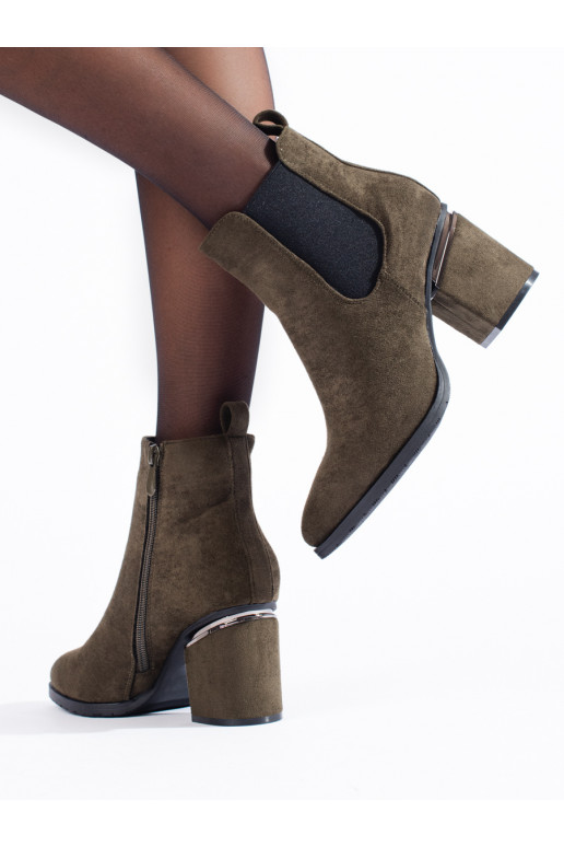 haki krāsas   uz papēža Vinceza