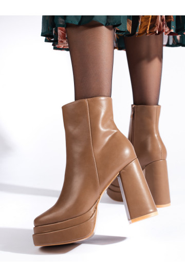 smilšu krāsas zābaki