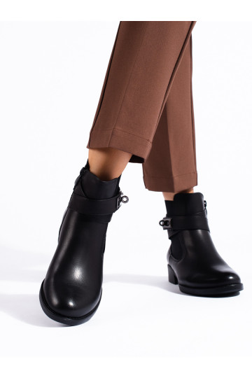 Melnas krāsas zābaki