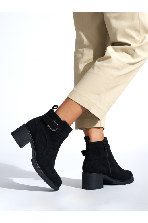 Melns sieviešu zābaki Melns sieviešu zābaki