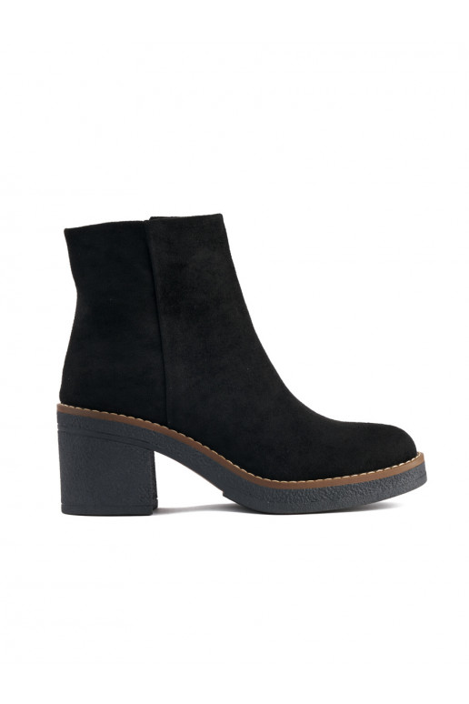 Melns sieviešu zābaki uz papēža Melns sieviešu zābaki uz papēža