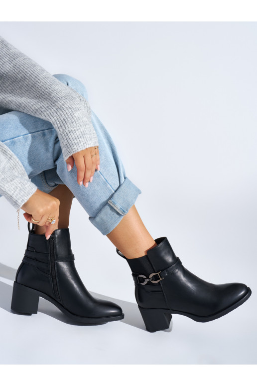 Melns sieviešu zābaki uz papēža