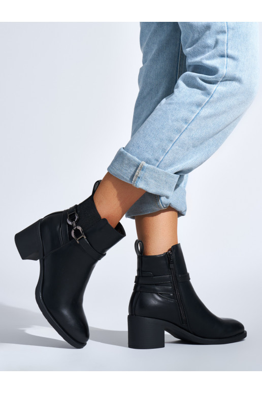 Melns sieviešu zābaki uz papēža