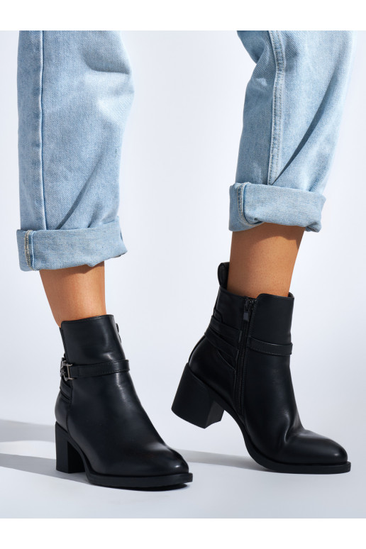 Melns sieviešu zābaki uz papēža