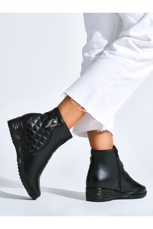  Melnas krāsas zābaki 