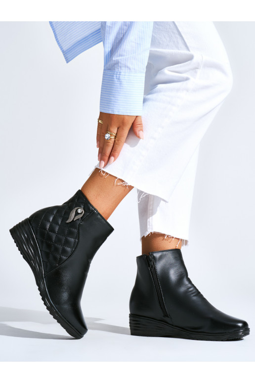  Melnas krāsas zābaki 