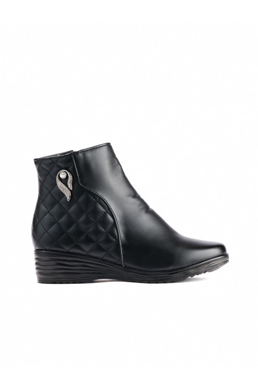  Melnas krāsas zābaki 