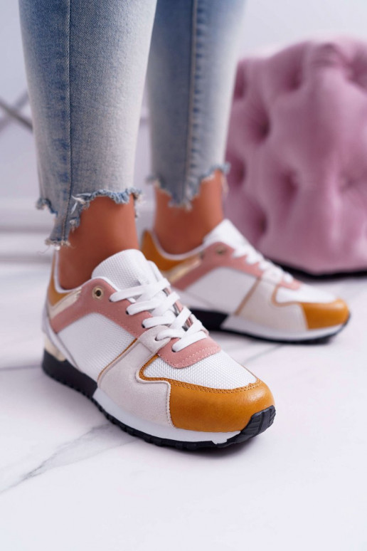 Ikdienas apavi dažādās krāsās Ikdienas apavi dažādās krāsās