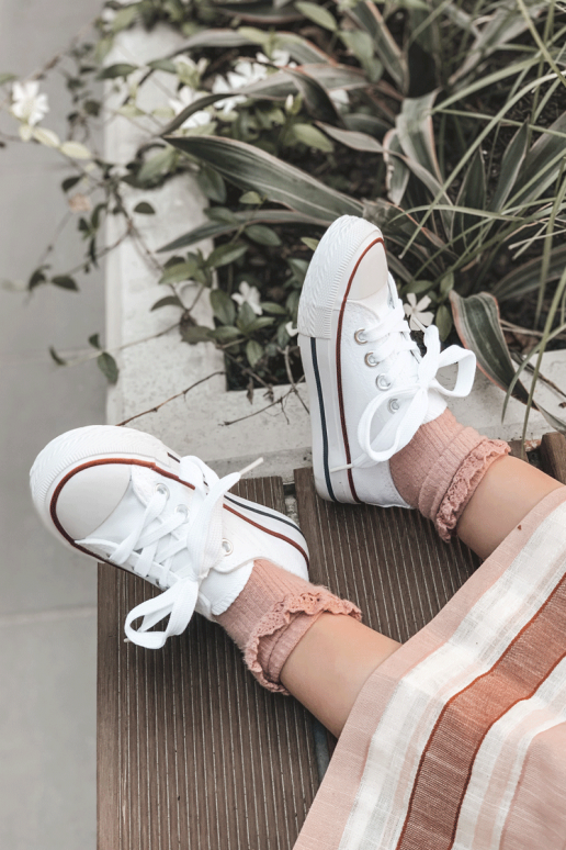 Klasiski bērnu sporta apavi baltā krāsā Klasiski bērnu sporta apavi baltā krāsā