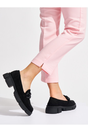 Melns  mokasīni z ozdobnym łańcuchem