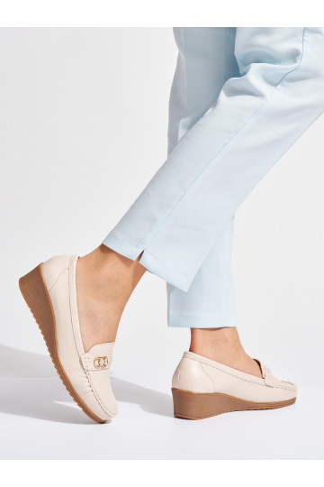 smilšu krāsas  mokasīni ar sprādzēm