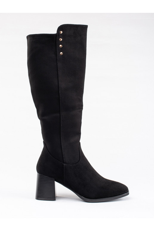 Melns  garie zābaki uz papēža