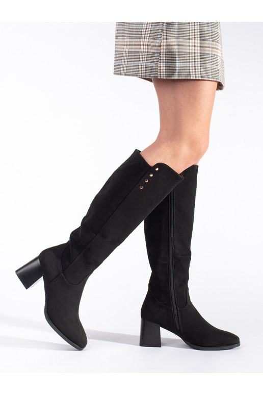 Melns  garie zābaki uz papēža