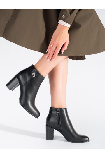 Melns sieviešu zābaki uz papēža Sergio Leone