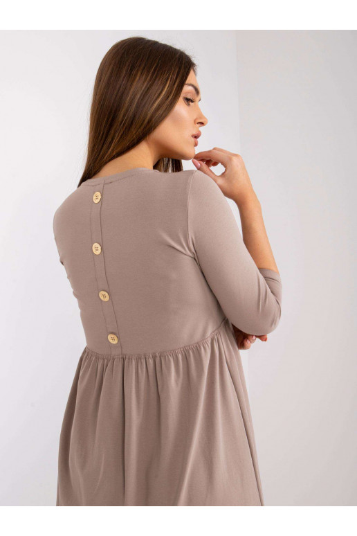 Tumši bēša kokvilnas kleita ar volānu... Tumši bēša kokvilnas kleita ar volānu...