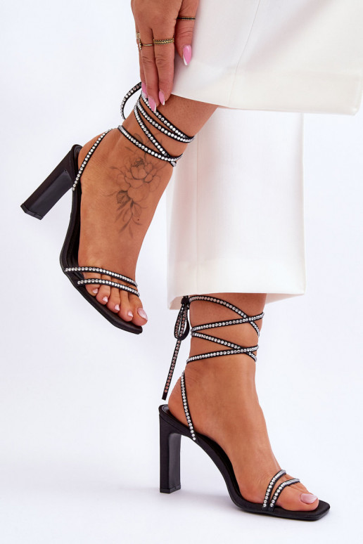 Eleganta stila šņorējamas basenes ar kniedēm melnas krāsas Nessy