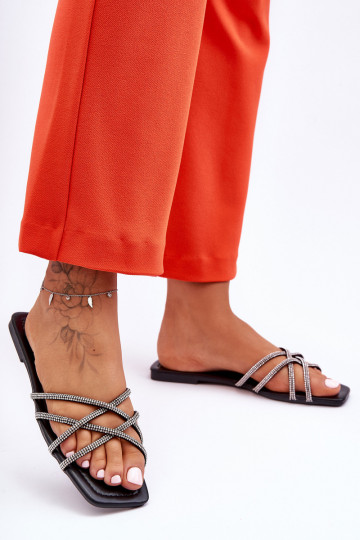 Čības ar siksniņām I melnas krāsas Leomi