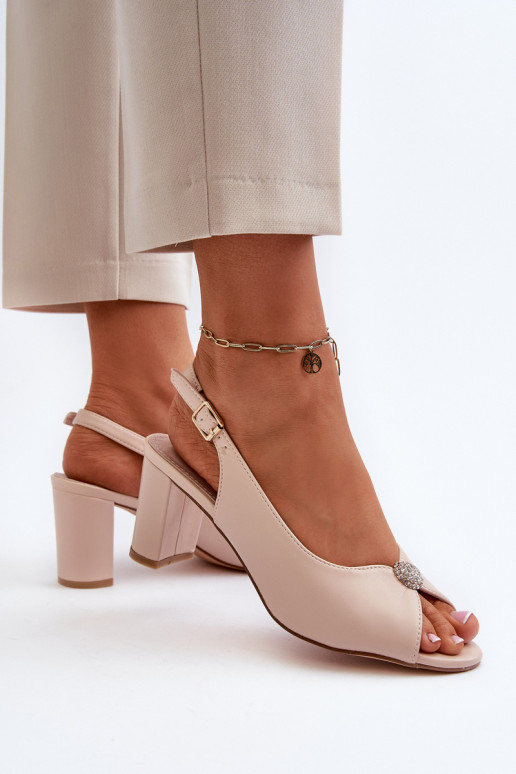 Eleganta stila sandales ar papēdi ar ornamentiem smilšu krāsas Trasea