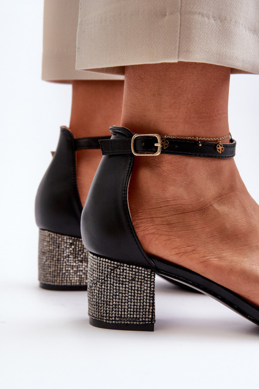 Sieviešu basenes no eko ādasZdobionym Obcasie melnas krāsas Wiatalia