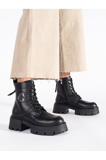 Melnas krāsas zābaki